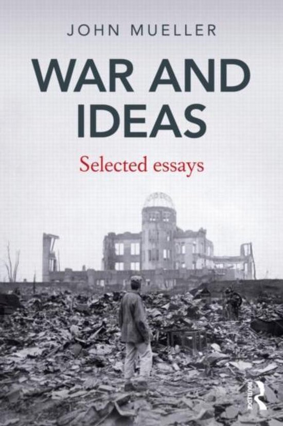 Boek 'War and Ideas: Selected essays' van John Mueller, met een zwart-witafbeelding van een man die voor een ruïne staat.