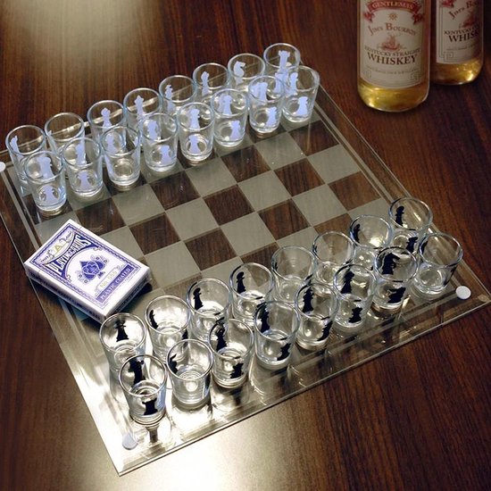 Afbeelding van het spel MikaMax Drankspel Schaken/Fun Chess met 32 shotglazen 35 x 35 cm