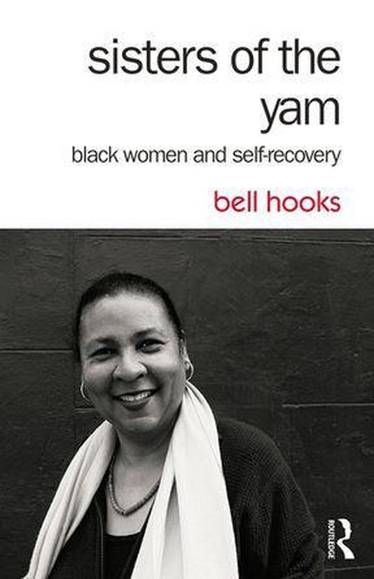 Zwart-wit portret van de schrijfster bell hooks voor haar boek 'Sisters of the Yam'. Ze lacht naar de camera.