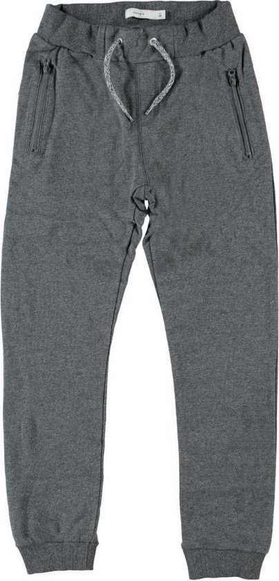Grijze joggingbroek van Name It met trekkoord en twee ritszakken op de heupen.
