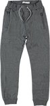 Grijze joggingbroek van Name It met trekkoord en twee ritszakken op de heupen.