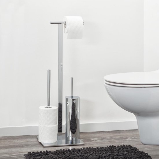 Een chromen toiletbutler met rol toiletpapier, twee reserverollen en een toiletborstelhouder, naast een toiletpot.