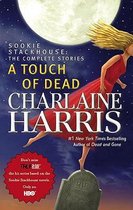 Sookie Stackhouse : The Complete Stories, A Touch of Dead, par Charlaine Harris. Une femme en robe rouge se tient sur une pierre tombale sous la pleine lune.