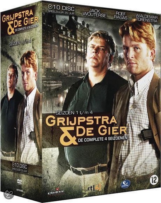 Boxset van "Grijpstra & De Gier" met op de voorkant twee mannen. De man rechts, met rood haar, draagt een bruin jasje. De man links draagt een donkergroene polo. De achtergrond is een grachtenpand.