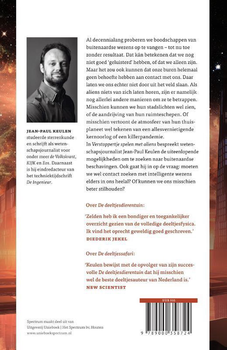 Achterkant boek 'Verstoppertje spelen met aliens' met foto van Jean-Paul Keulen, tekst en barcode.
