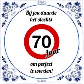 Verjaardag Tegeltje met Spreuk (70 jaar): bij jou duurde het slechts 70 jaar om perfect te worden + Cadeau verpakking & Plakhanger