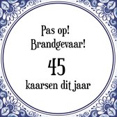 Verjaardag Tegeltje met Spreuk (45 jaar: Pas op! brandgevaar! 45 kaarsen dit jaar! + cadeau verpakking & plakhanger