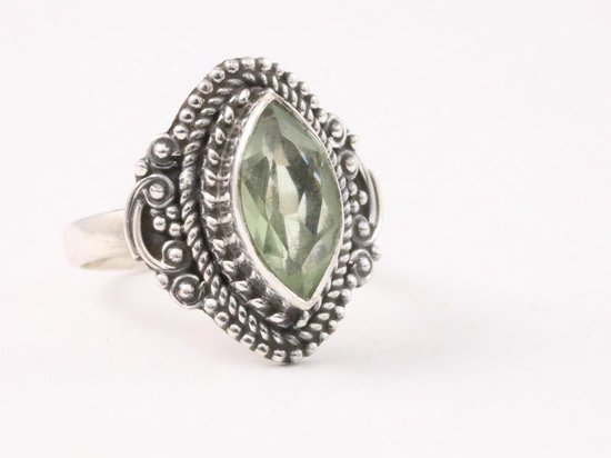 Bewerkte zilveren ring met groene amethist