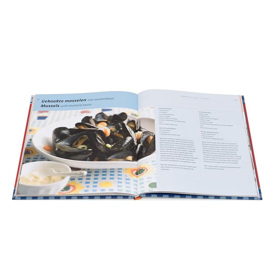 Gekookte mosselen met mosterdsaus op een schotel, naast een recept.