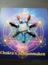 Chakra generator met bergkristal piramide