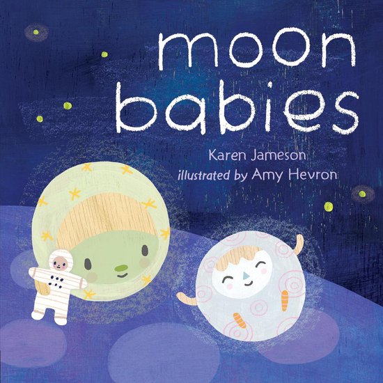 Boekomslag met de titel 'Moon babies'. Twee ronde, zachte karakters met gezichtjes, omringd door sterren en stipjes op een donkere, nachtelijke achtergrond.