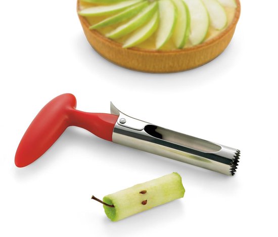 Rode appelboor met zilveren steel, naast een stuk appel met klokhuis en een appeltaart.