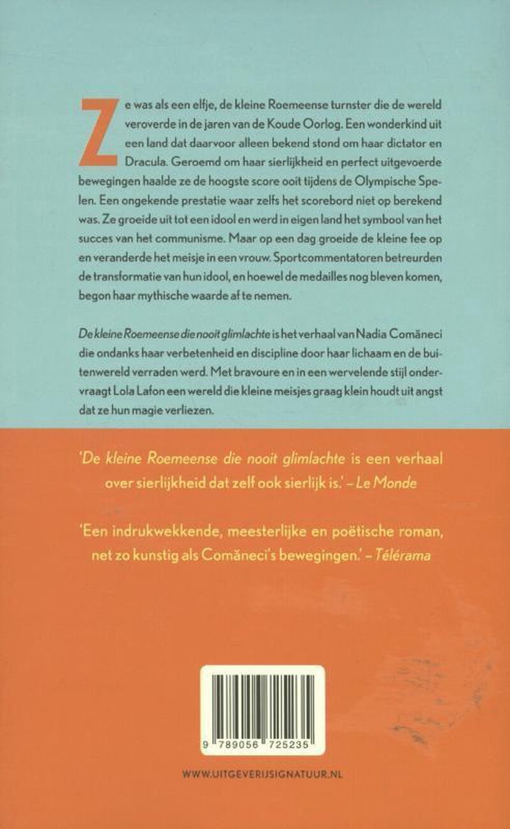Achterkant van het boek 'De kleine Roemeense die nooit glimlachte'. Met tekst, een streepjescode en citaten van Le Monde en Télérama.