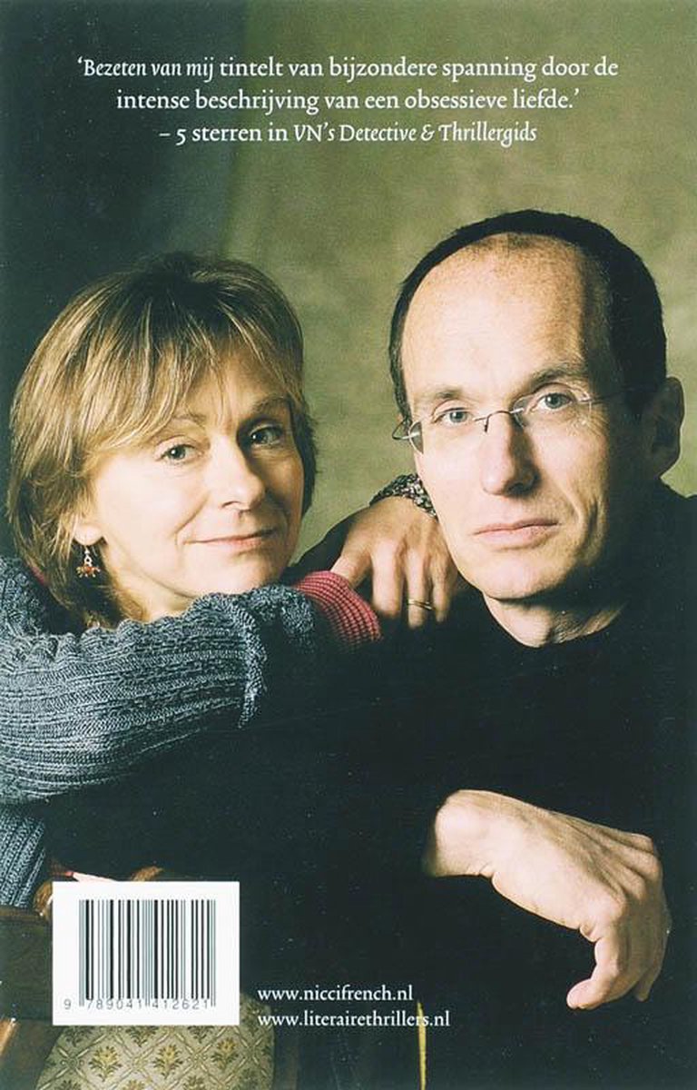 Achterkant van een boek met een foto van Nicci French en haar echtgenoot Sean French.