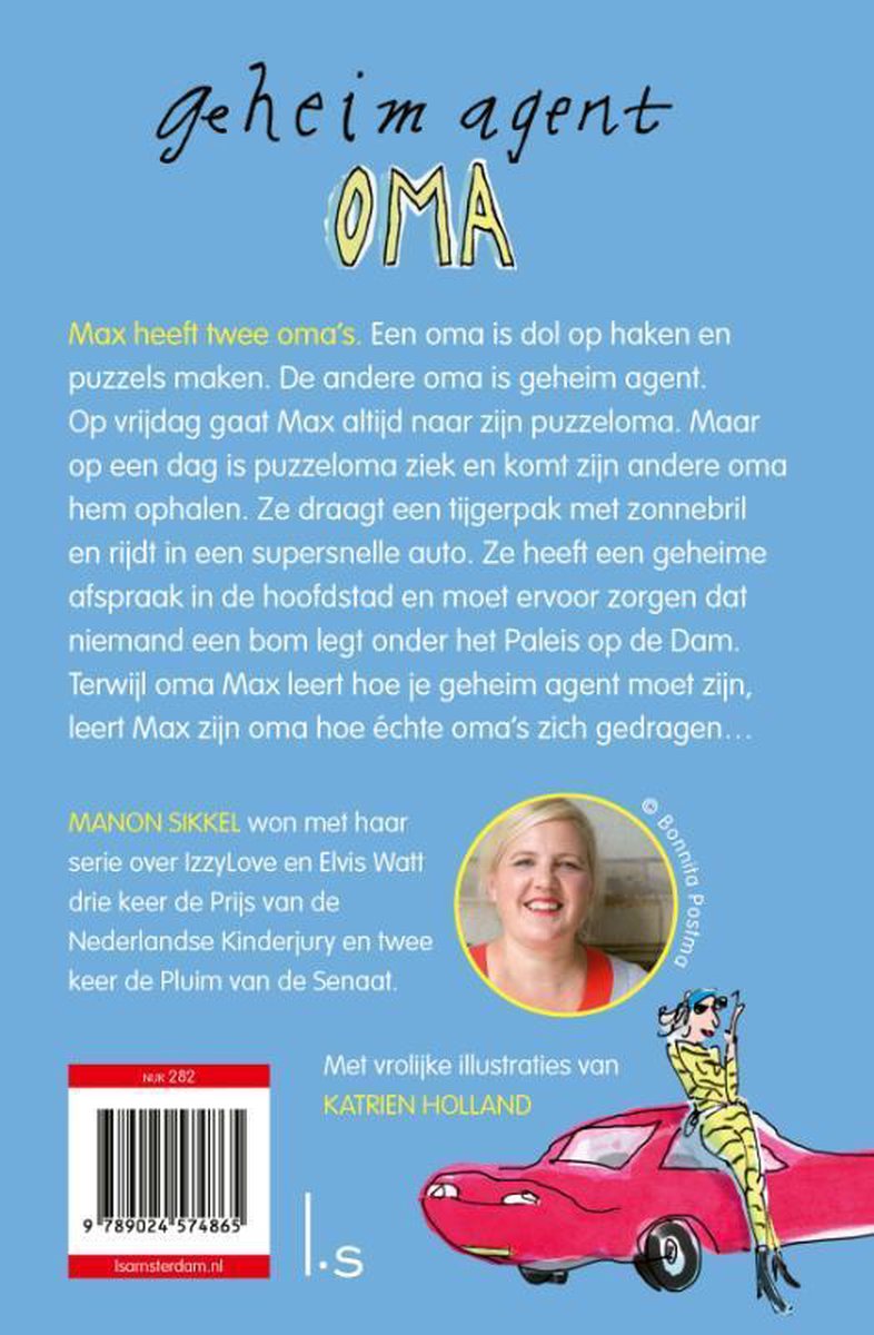 De achterkant van een boek met de titel "Geheim agent Oma". Een vrouw in een geel-zwarte gestreepte outfit staat naast een rode auto.