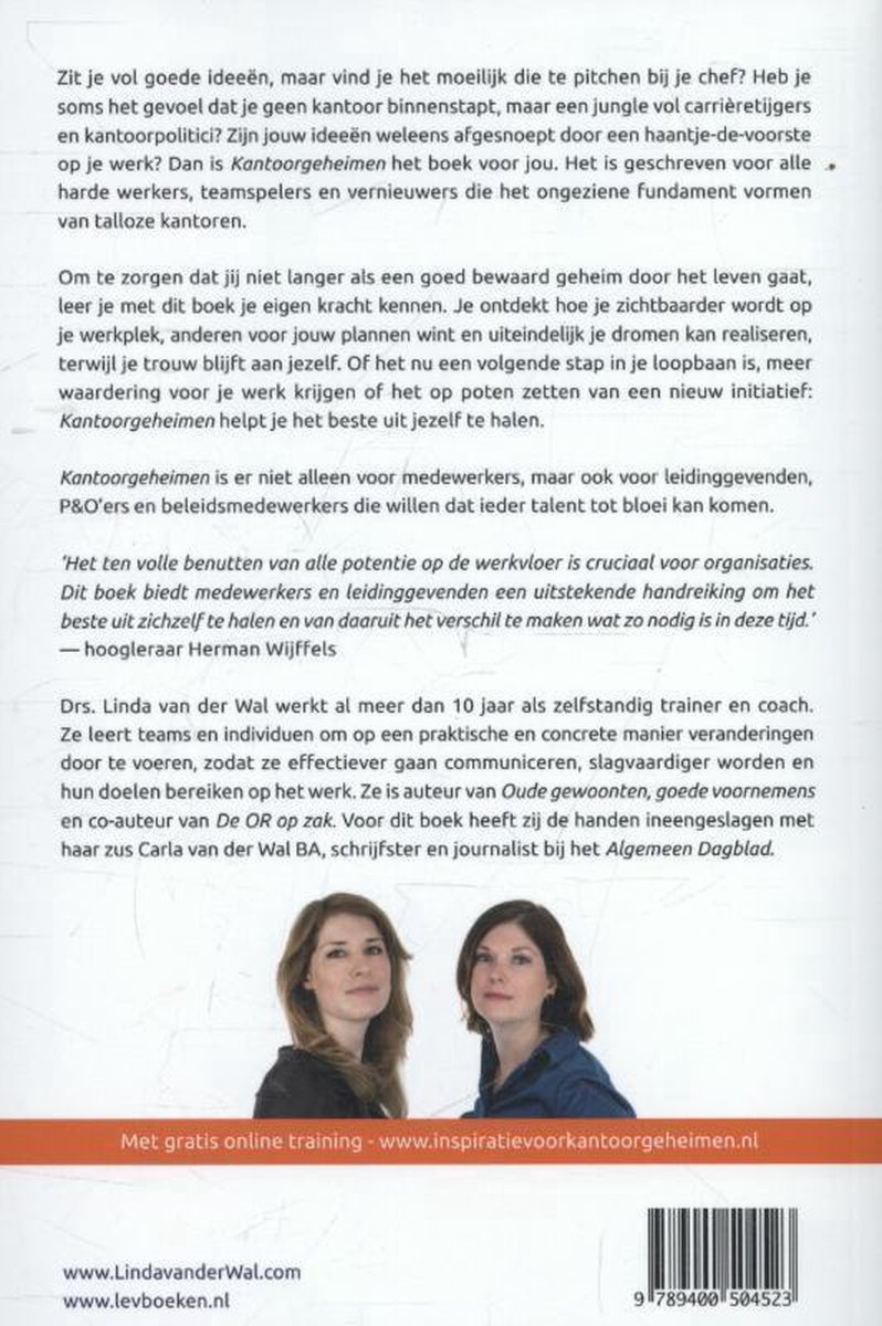Twee vrouwen met blond en bruin haar, gekleed in zakelijke kleding, poseren lachend.
