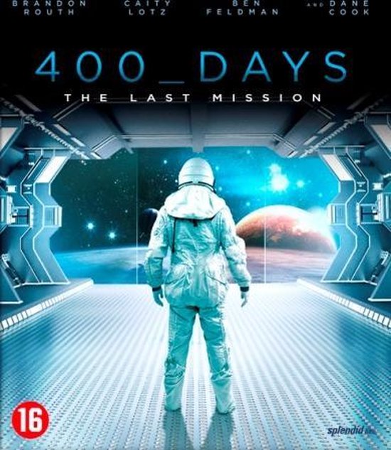 Een astronaut in een wit ruimtepak staat met de rug naar de kijker, kijkend naar een planeet in de ruimte. Filmposter voor '400 Days: The Last Mission'.
