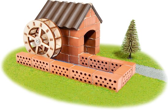 Afgebouwde Teifoc watermolen van rode bakstenen met bruin golfdak, houten waterrad, stenen muur en groene ondergrond.