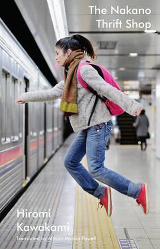 Een meisje met een roze rugzak springt bij een metrostation. "The Nakano Thrift Shop" door Hiromi Kawakami.