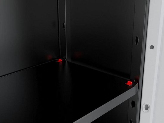 Grijze kast met zwarte binnenkant en rode clips voor legplanken.