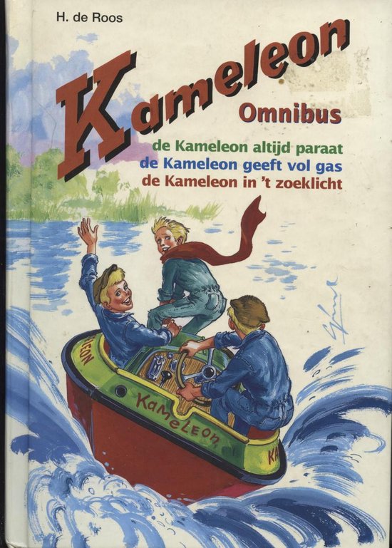 Boekomslag 'De Kameleon Omnibus' met drie jongens in een boot op het water. Titel en tekst in rood en blauw.