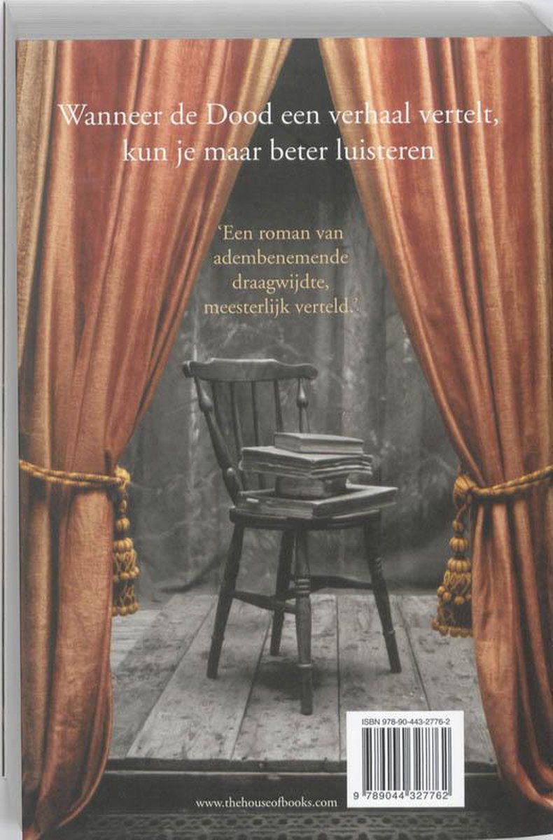 Boek met tekst 'Wanneer de Dood een verhaal vertelt, kun je maar beter luisteren'. Houten stoel met boeken. Oranje gordijnen.