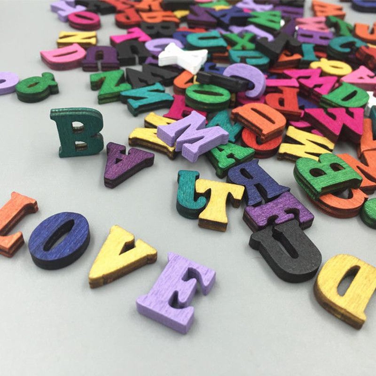 Kleine gekleurde houten letters mix van 200 stuks