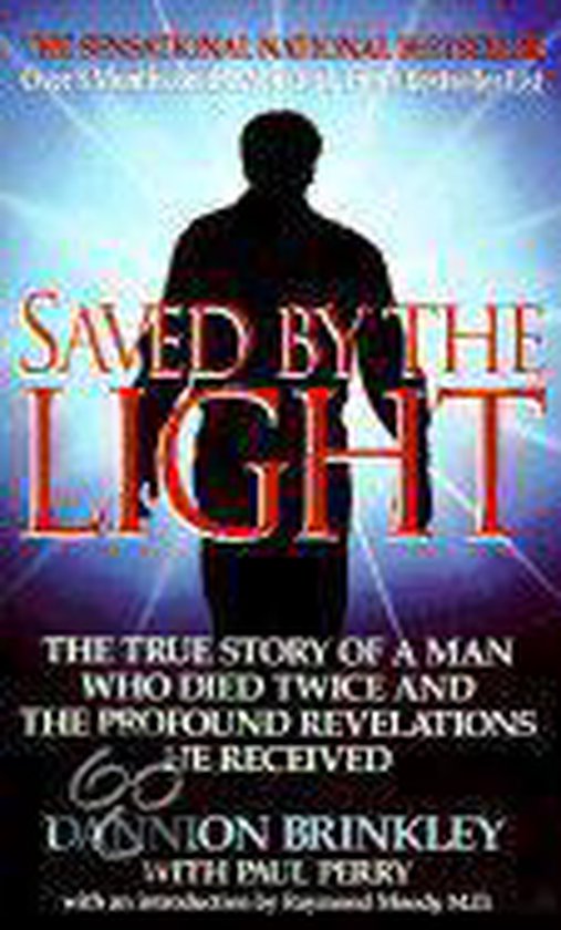 Couverture du livre "Saved by the Light". La silhouette d'un homme se tient dans une lumière vive.