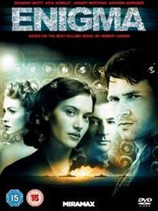 Hoes van de film 'Enigma' met vier hoofdrolspelers op de voorgrond. Op de achtergrond schepen en gloeiende bollen.