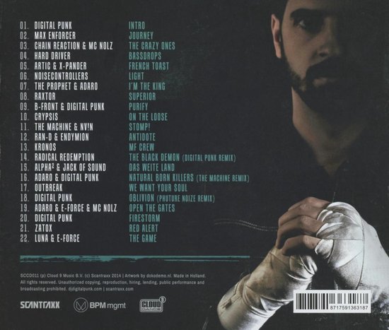 Achterkant van een CD hoes met tracklist. Rechts een portret van een man met gebalde, ingebande vuisten.