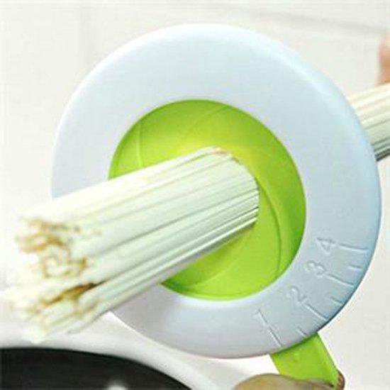 Spaghettimaatje met witte buitenkant en groene binnenkant, met spaghetti erdoor.