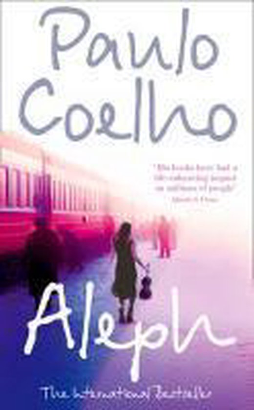 Boek kaft van Aleph door Paulo Coelho. Een vrouw met een vioolkist staat op een perron.