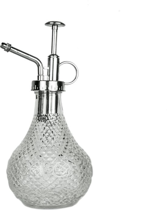 Een heldere glazen plantenspuit met zilverkleurig metalen sproeimechanisme en decoratief reliëf.