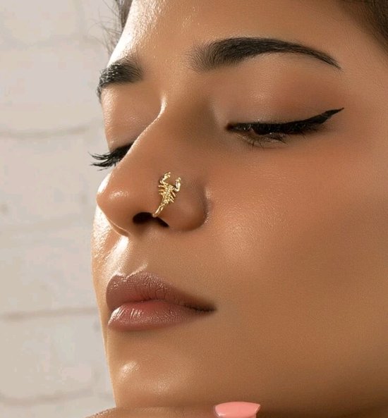Neuspiercing voor iedereen schorpioen. Geen gaatje nodig op je neus