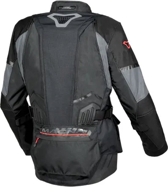 Zwarte motorjas met grijze panelen en rode accenten. Ritsen en gespen zichtbaar.
