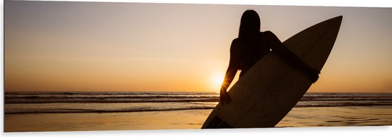 Dibond - Achteraanzicht van Surfer lopend over het Strand - 150x50 cm Foto op Aluminium (Wanddecoratie van metaal)