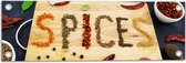 Tuinposter – Spices Geschreven met Specerijen op een Snijplank - 60x20 cm Foto op Tuinposter (wanddecoratie voor buiten en binnen)