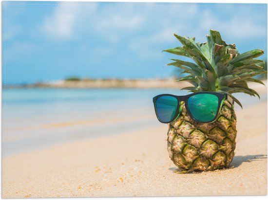 Vlag - Ananas met Zonnebril Chillend op het Strand - 40x30 cm Foto op Polyester Vlag