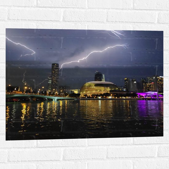 WallClassics - Muursticker - Bliksem bij het Theater Esplanade - Singapore - 80x60 cm Foto op Muursticker