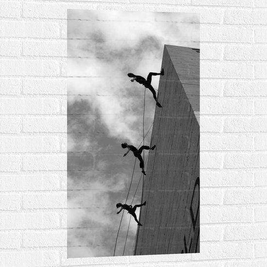 WallClassics - Muursticker - Dansende Mensen tegen een Gebouw - 50x100 cm Foto op Muursticker