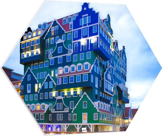 WallClassics - PVC Schuimplaat Hexagon - Groen met Blauwe Huizen op elkaar - Zaandam - 70x60.9 cm Foto op Hexagon (Met Ophangsysteem)