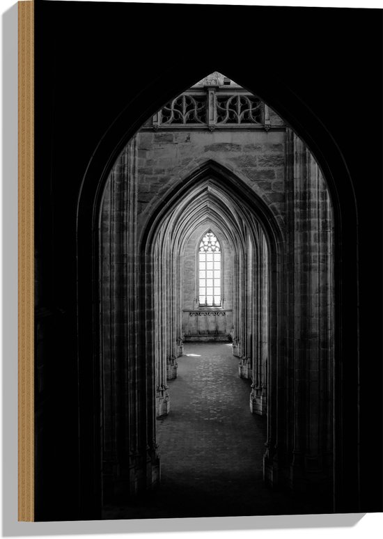 WallClassics - Hout - Donkere Gang in een Kerk - Zwart Wit - 40x60 cm - 9 mm dik - Foto op Hout (Met Ophangsysteem)
