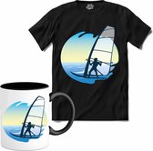 Windzeilen Met Zeiler | Wind zeilen - Boot - Zeilboot - T-Shirt met mok - Unisex - Zwart - Maat L