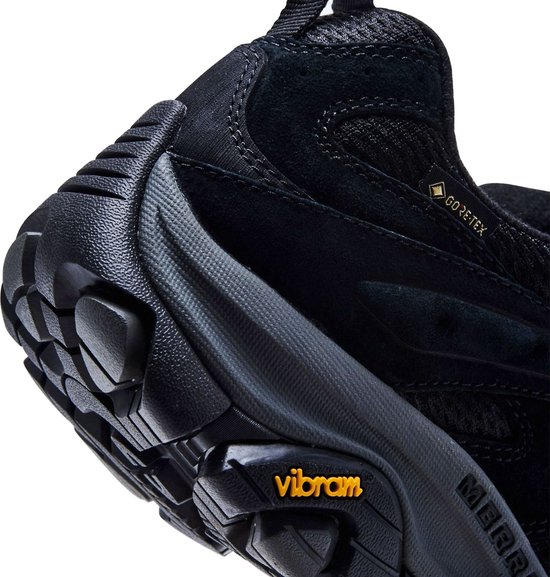 Detail van de hiel en zool van een zwarte Merrell wandelschoen met Gore-Tex en Vibram.