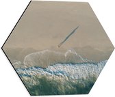 Dibond Hexagon - Bovenaanzicht van Persoon op Verlaten Strand bij Oceaan - 40x34.8 cm Foto op Hexagon (Met Ophangsysteem)