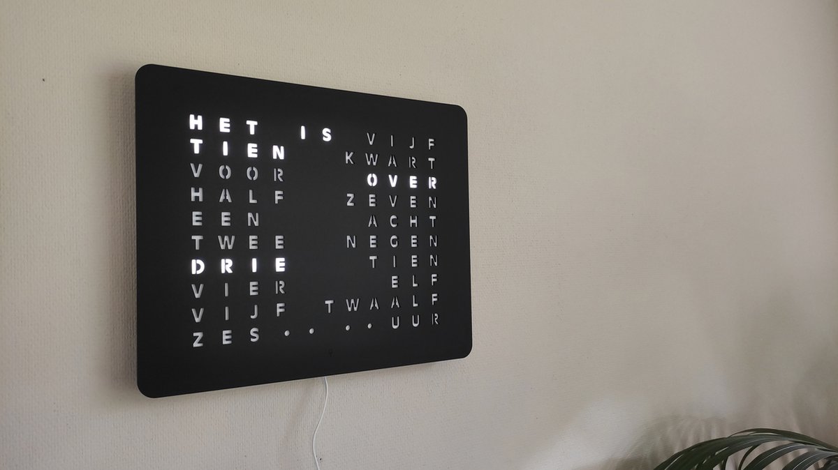 Woorklok voor op het bureau, woordklok met ledverlichting, multimodusinstelling, hoekgespontwerp, weergave van heldere tekst, voor nacht- of omgevingen met weinig Ilu Woorklok voor op het bureau, woordklok met ledverlichting, multimodusinstelling, hoekgespontwerp, weergave van heldere tekst, voor nacht- of omgevingen met weinig Ilu