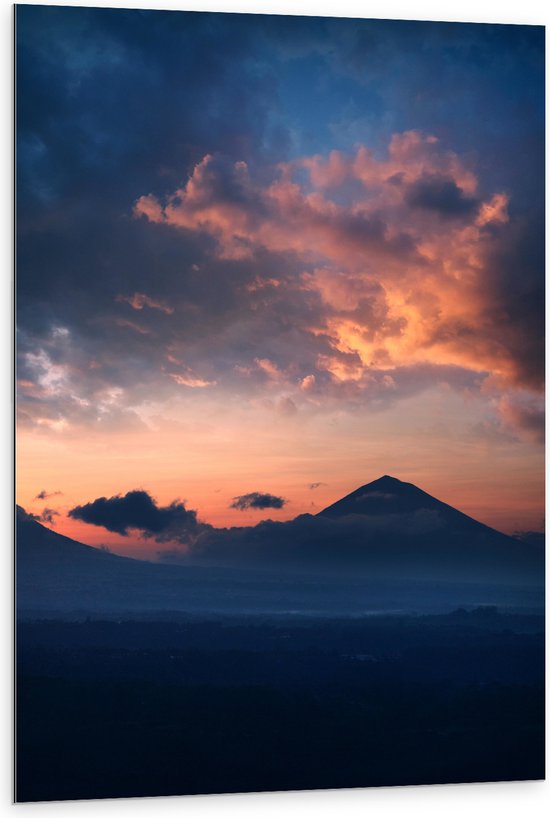 WallClassics - Dibond - Bergen in het Landschap onder Oranje Lucht - 80x120 cm Foto op Aluminium (Met Ophangsysteem)