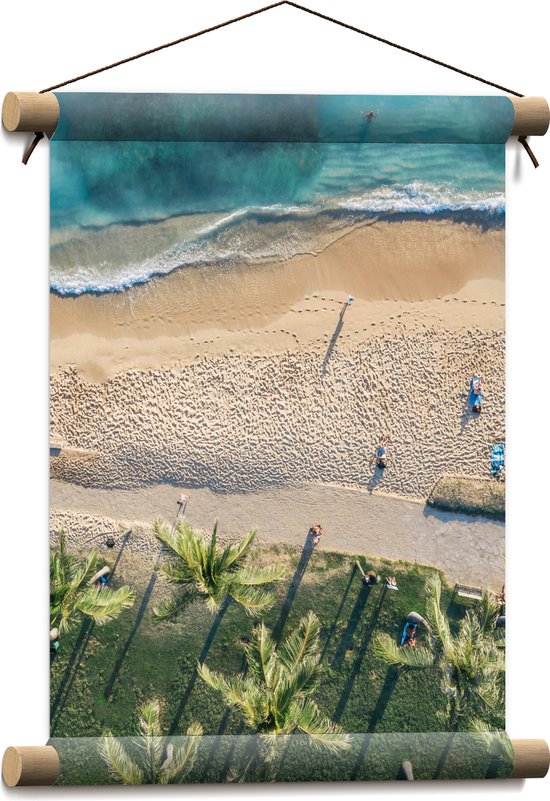 Textielposter - Bovenaanzicht van Palmbomen op Grasveld aan het Strand bij Tropische Zee - 30x40 cm Foto op Textiel