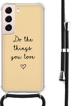 Hoesje met koord - Geschikt voor Samsung Galaxy S22 - Do the things you love - Verstelbaar zwart koord - Crossbody - Tekst - Transparant, Geel - Leuke Telefoonhoesjes