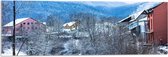 Acrylglas - Kleine Rivier langs Huisjes in Skigebied - 90x30 cm Foto op Acrylglas (Wanddecoratie op Acrylaat)